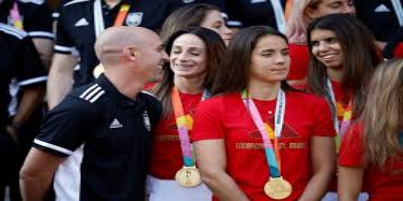 世界杯颁奖礼引爆全球争议-开云体育