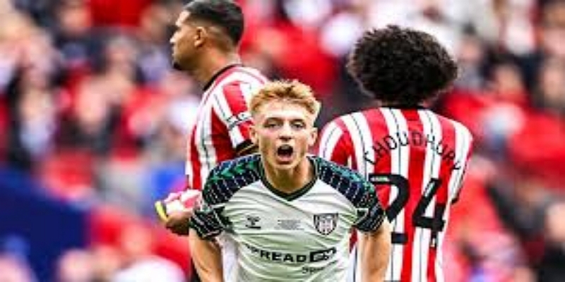 上半场争议：迪基红牌点燃比赛转折-开云体育